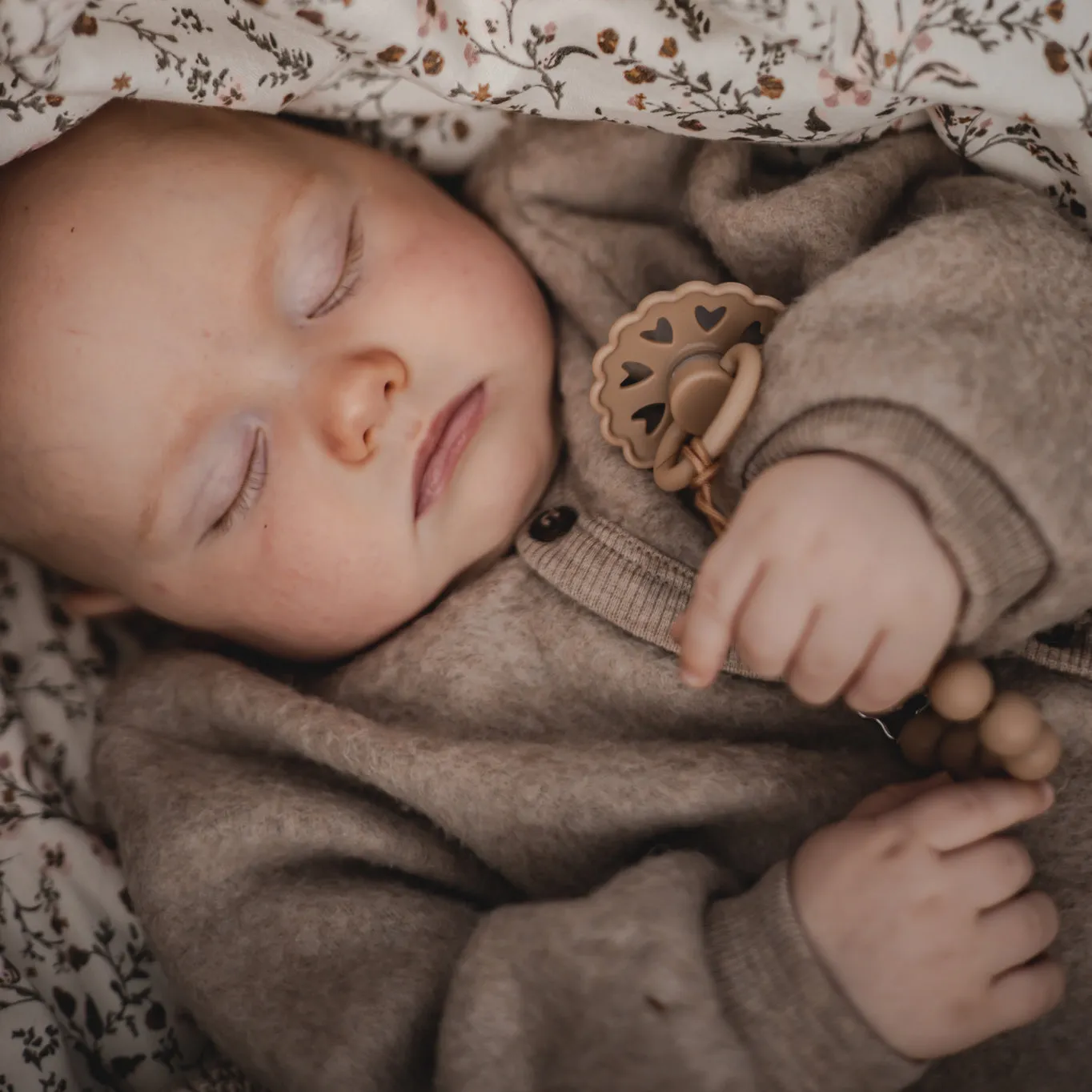 FRIGG Anderson Fairytale Natural Rubber Baby Pacifier - Cream/Silky Satin